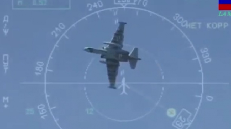 Cường kích Su-25 chao lượn ấn tượng, phóng mồi nhiệt và bay ngửa